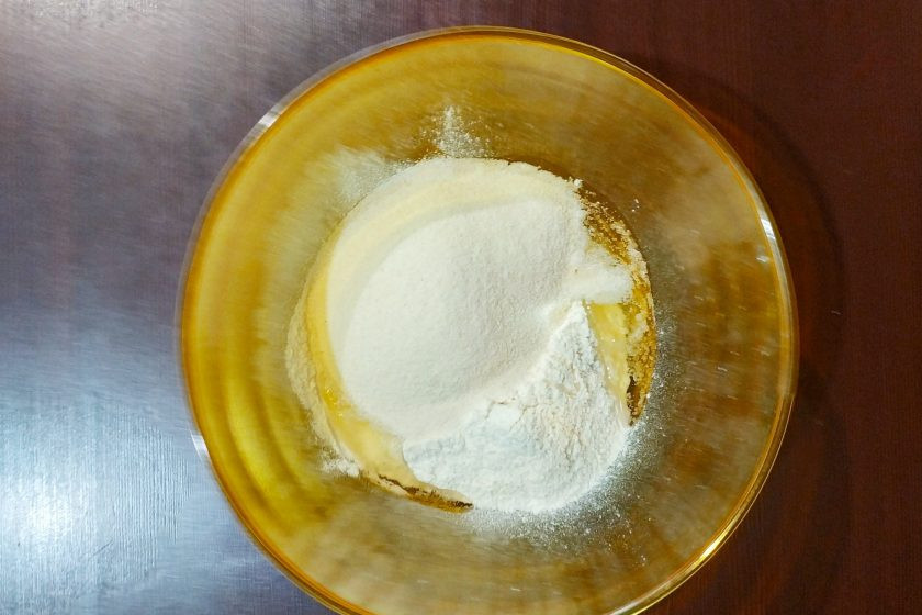 1. Этап. Казаречче с беконом и грибами: Добавьте манку и замесите тесто. Оно получится достаточно крутым.