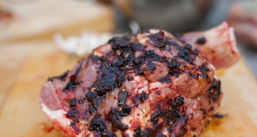 1. Этап. Плечо ягненка на гриле: 6. Смажьте плечо ягненка медом с чили.