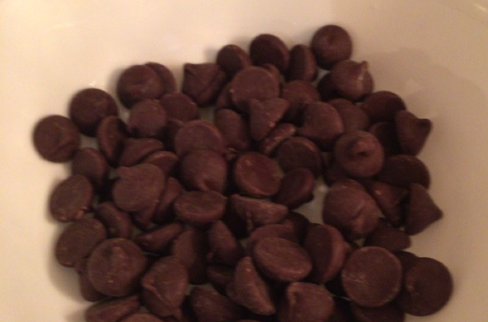 1. Этап. Песочное печенье с кокосом, карамелью и шоколадом: 16. Шоколад отправьте в микроволновую печь или на паровую баню, чтобы он расплавился.