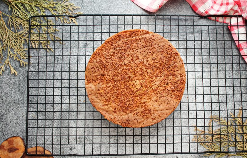 1. Этап. Морковный торт с карамелью: Готовому бисквиту дайте постоять в кольце 10 минут, затем достаньте и заверните в пленку. Дайте бисквиту полностью остыть и уберите в холодильник на 8 часов.