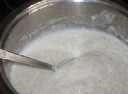 1. Этап. Овсяная каша на молоке: 4. Выключаем огонь и дадим нашей кашке настояться. Добавьте, если необходимо сахар. Помните, что чем дольше каша стоит, тем гуще она становится.