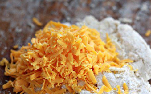 1. Этап. Пряный яблочный пирог с орехами: 1. Сделать тесто для пирога. Смешать 1 1/2 стакана муки, 2 столовые ложки сахара и 1/4 чайной ложки соли. Добавить сливочное масло, нарезанное на куски, и тертый сыр Чеддер. Перемешать в кухонном комбайне, пока смесь не будет напоминать крошки. Добавить достаточное количество ледяной воды, пока крошки не станут влажными.