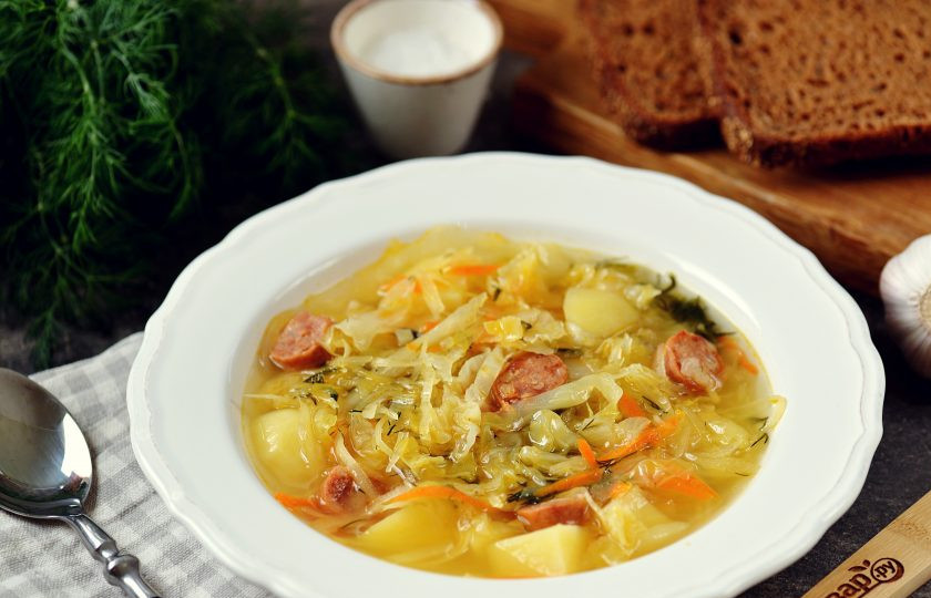 1. Этап. Капустняк по-польски со свежей и квашеной капустой: Капустняк по-польски со свежей и квашеной капустой готов! Разлейте по тарелкам и подавайте с черным хлебушком и сметаной. Приятного аппетита!