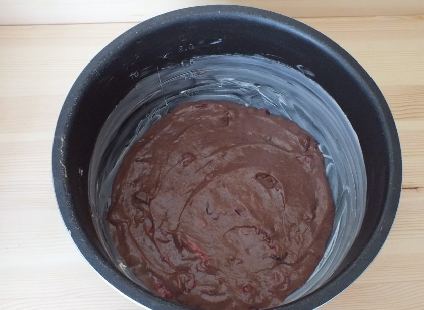 1. Этап. Кекс с вишней в мультиварке: Чашу для мультиварки обильно смажьте сливочным маслом или спредом, выложите тесто. Установите режим 