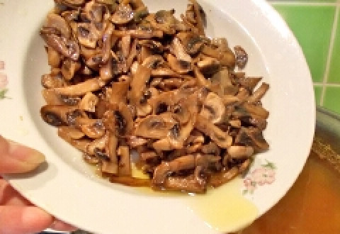 1. Этап. Суп грибной с мясом: Затем бросаем шампиньоны, доводим до кипения и снимаем суп с плиты.