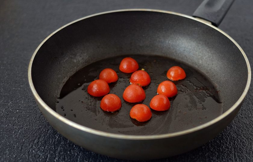 1. Этап. Каша гритс: Томаты черри разрежьте пополам, затем обжарьте на сковороде.