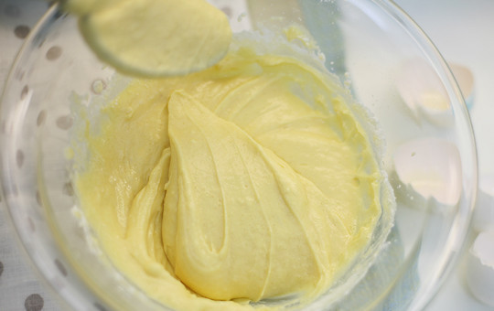 1. Этап. Бисквит на сметане: 3. Теперь можно постепенно всыпать просеянную муку и замешивать тесто. Оно не будет слишком жидким, но и не переборщите с мукой.