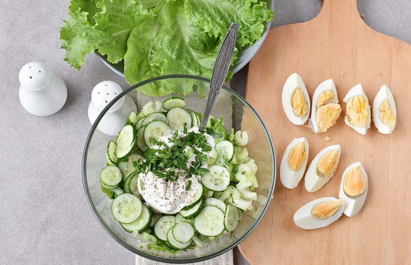 1. Этап. Салат со сметаной: Добавьте сметану и рубленую петрушку, посолите и поперчите по вкусу. Перемешайте. Яйца очистите и нарежьте четвертинками.