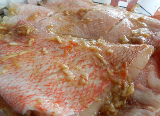 1. Этап. Филе красного окуня в духовке: Замаринуйте рыбу в маринаде и отправьте в холодильник на полчаса. Духовку разогрейте до 160 градусов и подготовьте форму. Рыбу запекайте минут 20, положив в форму кожей вверх. Если у вас духовка с грилем, тогда запекайте минут 15, потом на 5 минут включите функцию 