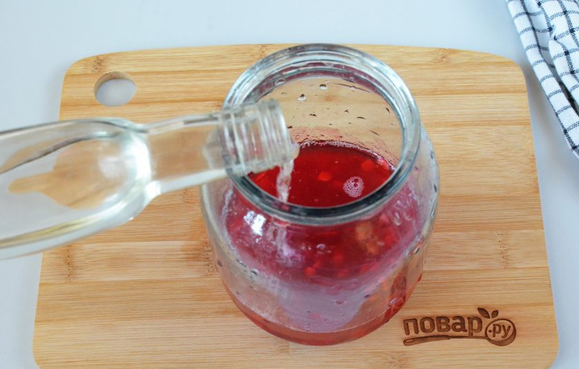 1. Этап. Ликер из калины: Влейте водку. Перемешайте ягоды с водкой.