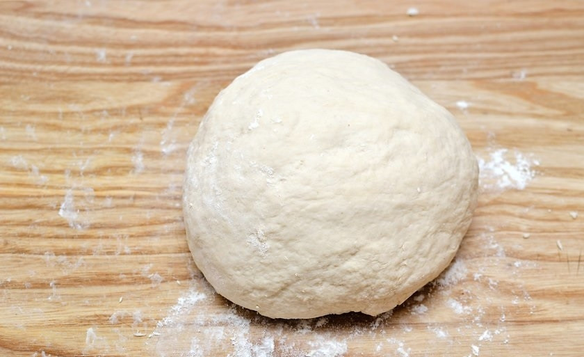 1. Этап. Хрустящий белый хлеб: 8. Вымешивайте тесто в течение 10 минут. Сформируйте из него шарик.