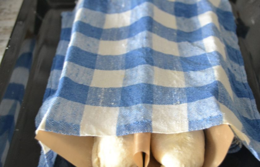 1. Этап. Пшеничный багет: Накройте багеты влажной салфеткой и дайте расстойку еще на 40 минут.