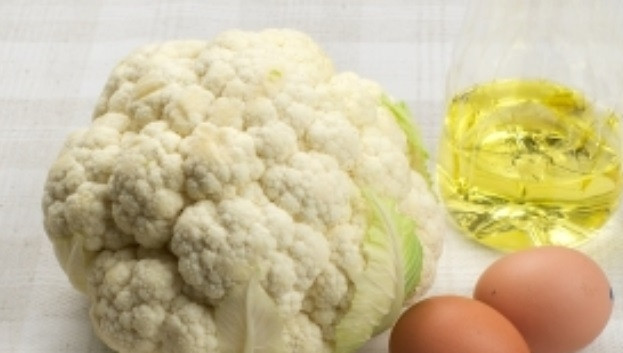 1. Этап. Жареная цветная капуста с яйцом: 1. Рецепт приготовления жареной цветной капусты с яйцом чрезвычайно простой и занимает совсем немного времени.