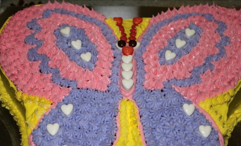 1. Этап. Торт Бабочка: 6. Оставшийся крем разделите на 3 части, одну из них поделите еще на 2. Оставьте маленькую часть белого крема. Вторую маленькую часть и оставшиеся две покрасьте кондитерской краской в любимые вами цвета. При помощи кондитерского шприца и насадки 