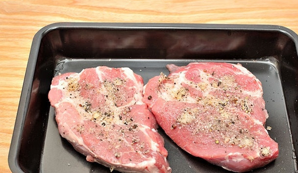 1. Этап. Стейк в винном соусе: 3. Полученной кашицей смажьте стейк с обеих сторон. Вдавите ее в мясо.