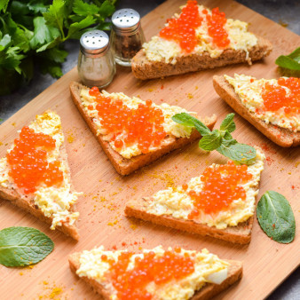 Бутерброды с плавленым сыром и икрой