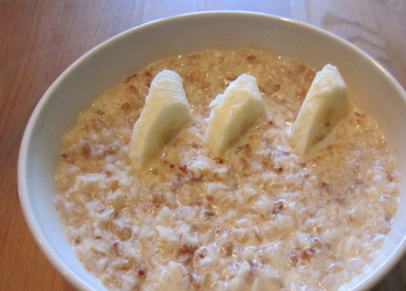 1. Этап. Каша гречневая на молоке: Подаем кашу со свежими фруктами или просто так, без добавок. Приятного всем аппетита!