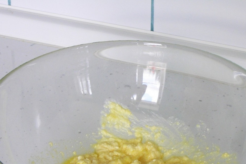 1. Этап. Творожное печенье для детей: Теперь добавьте в яичную массу творог. Разотрите его до мелкой крошки. И также всыпьте разрыхлитель.