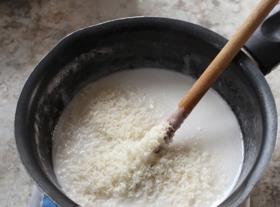 1. Stage. Coconut Panacota: Remove milk from heat and add coconut flakes. Dissolve gelatin in a water bath.