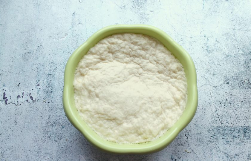 1. Этап. Несдобные пирожки: Уберите тесто в теплое место для подъема на 40-60 минут.