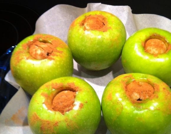 1. Этап. Яблочки, печенные с медом и орехами: 5. Выложите яблоки в форму для запекания, предварительно застелив ее пергаментом, отправьте в разогретый до 180 градусов духовой шкаф на 45-60 минут.