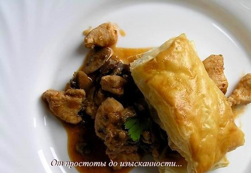 1. Этап. Фальшивые пироги с курицей и грибами: Сборка. Каждый прямоугольник испеченного теста разломите пополам на 2 части. Нижнюю половинку выложите на тарелку, добавьте часть приготовленной начинки, накройте второй половинкой слойки. Украсьте зеленью.
