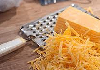 1. Этап. Брокколи с картошкой: Сыр натереть на крупной терке.