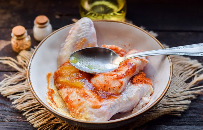 1. Этап. Сладко-острые крылышки: Перемешайте и оставьте крылья на 20 минут.