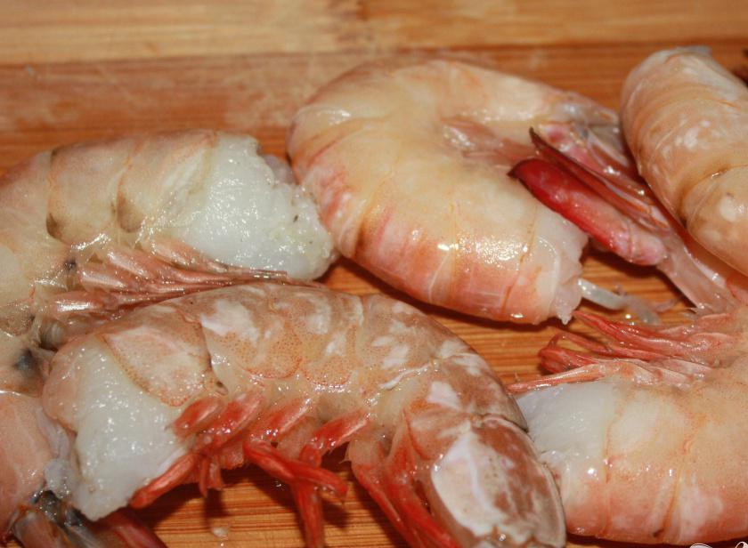 1. Этап. Дары Нептуна (фаршированные кальмары): Креветки чистим и промываем. Если они сырые - отвариваем.