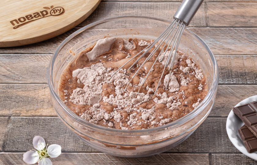 1. Этап. Постный шоколадный кекс: Влейте воду, растительное масло и уксус.