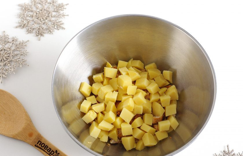 1. Этап. Оливье На новый лад: Добавьте нарезанный кубиками картофель.