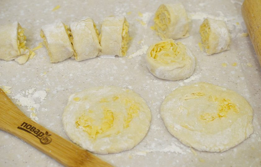 1. Этап. Лепешки сырные на сковороде: 9. Слегка раскатайте лепешки и обжарьте на сковороде.