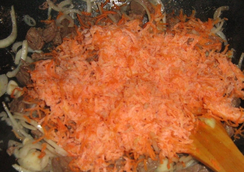 1. Этап. Куриные желудки в мультиварке: Мелко нарезаем лук, морковь, очищенную паприку. Рубим чеснок. Все это, вместе с зеленью, специями и солью, добавляем к желудочкам. Обжариваем еще 10 минут.