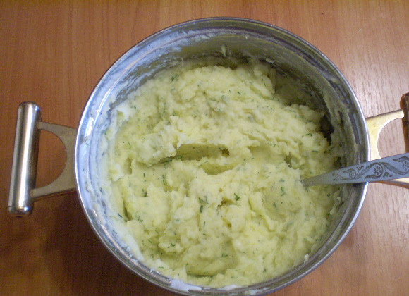 1. Этап. Жареный лаваш с начинкой: Я приготовила картофельное пюре для начинки. Для этого варят картофель в соленой воде до готовности. Воду сливают и заправляют картофель сметаной, яйцом и зеленью.