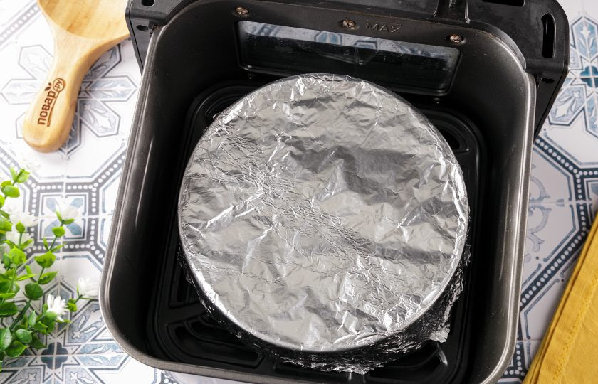 1. Этап. Шарлотка с яблоками в аэрогриле: Важный момент! Форму первоначально укройте тщательно фольгой. Установите на решётку аэрогриля, установите температуру 200 градусов и время 40 минут.