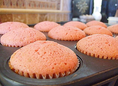 1. Этап. Клубничные капкейки: 3. Выпекаются капкейки около 18-22 минут (в зависимости от температуры в духовке).