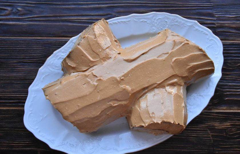 1. Этап. Торт Рождественское полено: На блюдо выложите основное 