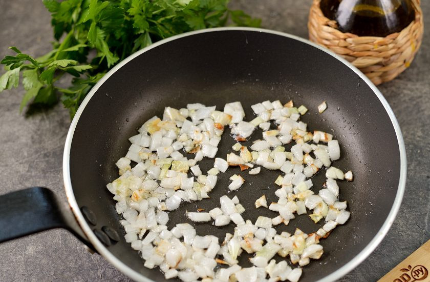 1. Этап. Красная гречка: Пока гречка варится, разогрейте в сковороде растительное масло, обжарьте на нем нарезанный мелким кубиком репчатый лук до мягкости.