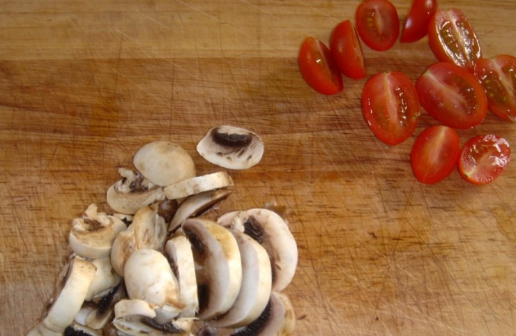 1. Этап. Яичница с шампиньонами и помидорами: Для начала промываем шампиньоны и режем их на небольшие кусочки, помидоры также моем и нарезаем дольками.