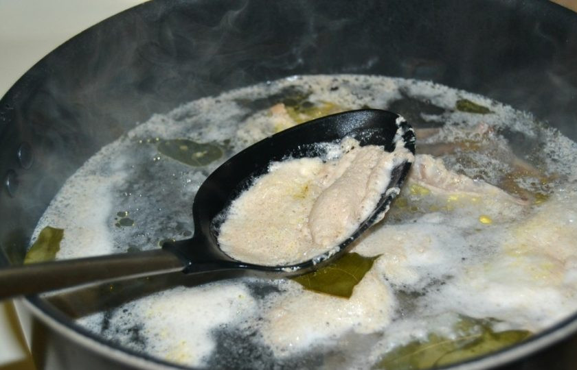 1. Этап. Ароматный куриный бульон: 5. Обязательно удалите образовавшуюся пену.