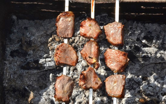 1. Этап. Шашлык с розмарином: Жарьте до готовности, равномерно поджаривая со всех сторон.