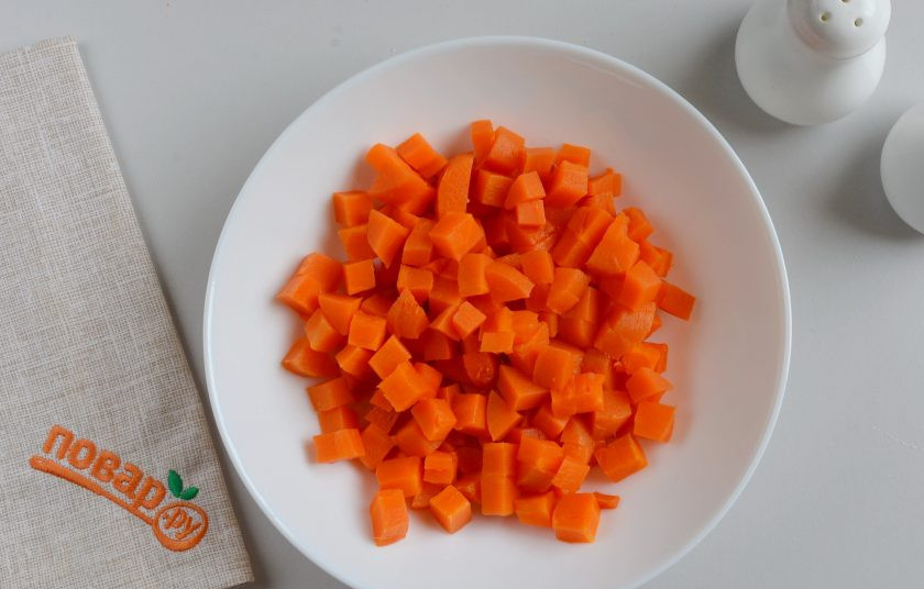 1. Этап. Слоеный салат из курицы: Порежьте кубиками морковь.