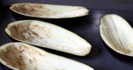 1. Этап. Баклажаны на решетке на костре: 1. Нарезаем баклажаны 