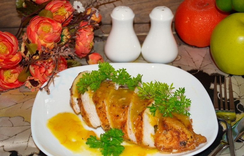 1. Этап. Курица под апельсиновым соусом: Подайте блюдо к столу. Вкусное и ароматное куриное мясо со сладким апельсиновым соусом готово! Получился немного тайский мотив. Пальчики оближешь!