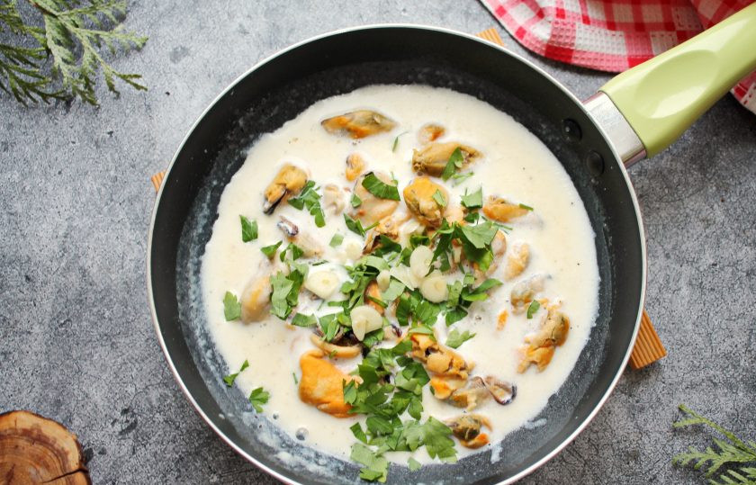 1. Этап. Мидии в соусе Горгонзола: Петрушку порежьте, чеснок почистите, измельчите и добавьте в соус с мидиями.