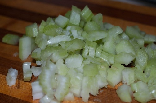 1. Этап. Курица по-пекински в кисло-сладком соусе: Сельдерей нарезаем небольшими кубиками.