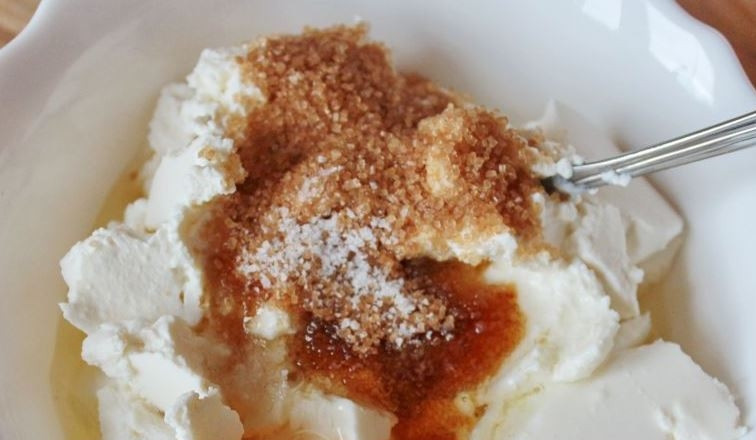 1. Этап. Творожные пончики, жаренные в масле: Добавьте в миску с творогом соль, сахар и вбейте сырое куриное яйцо. Тщательно все размешайте венчиком или вилкой.