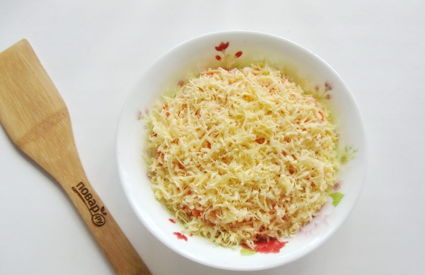 1. Этап. Салат Рыбки в пруду со шпротами: Сыр натрите на терке и выложите последним слоем салата.