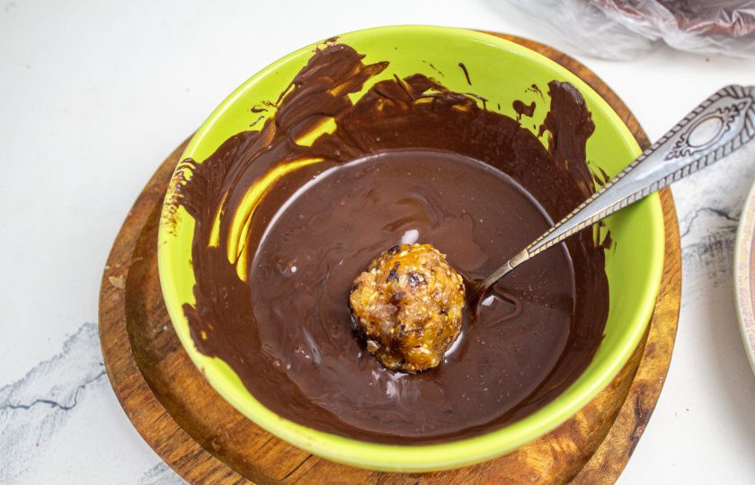 1. Этап. Конфеты из сухофруктов в шоколаде: Получившиеся шарики полностью окунайте в шоколадную глазурь.