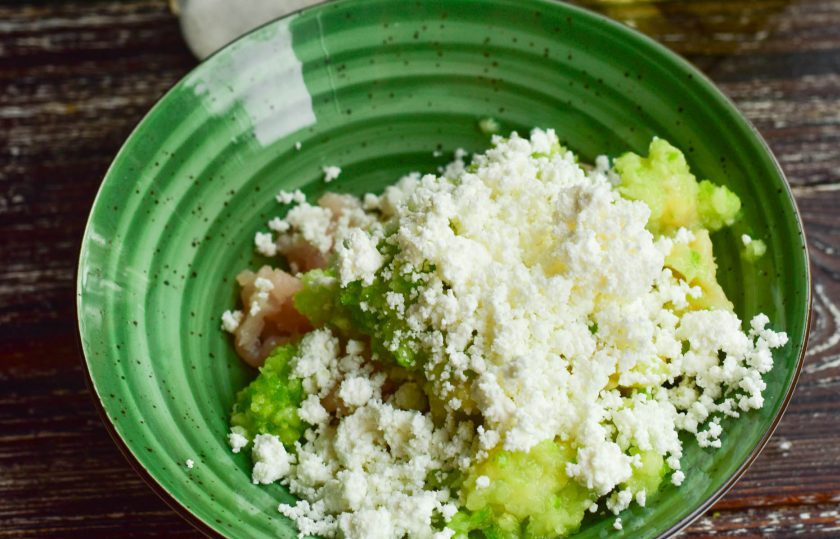 1. Этап. Куриные котлеты с кабачком и творогом: Добавьте творог.
